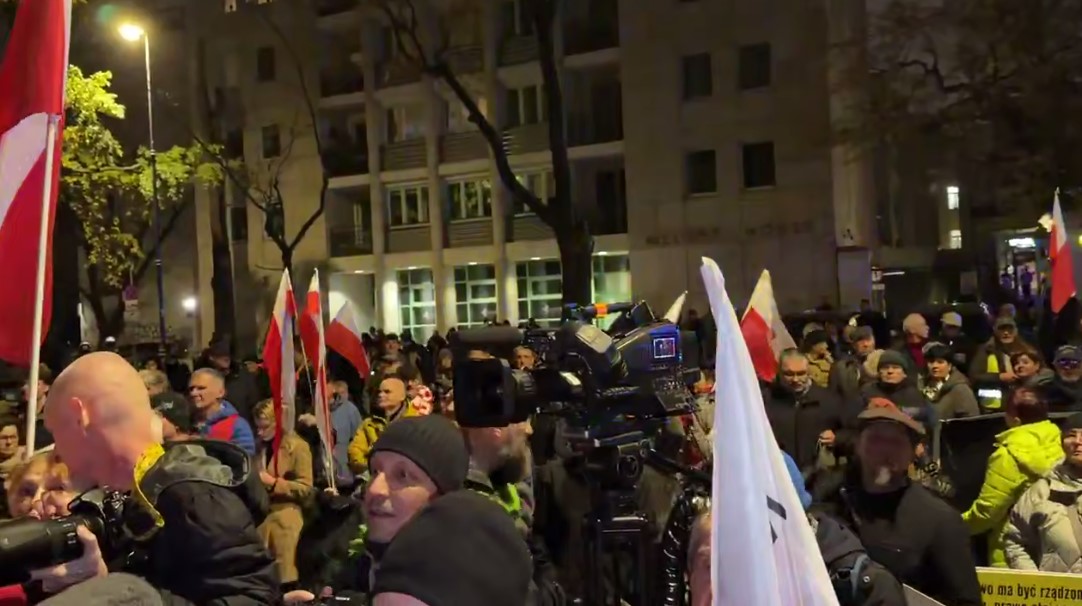 В Польщі сутички біля Конституційного трибуналу, в PiS заявила про "держпереворот", - ЗМІ В Польщі сутички біля Конституційного трибуналу, в PiS заявила про "держпереворот", - ЗМІ